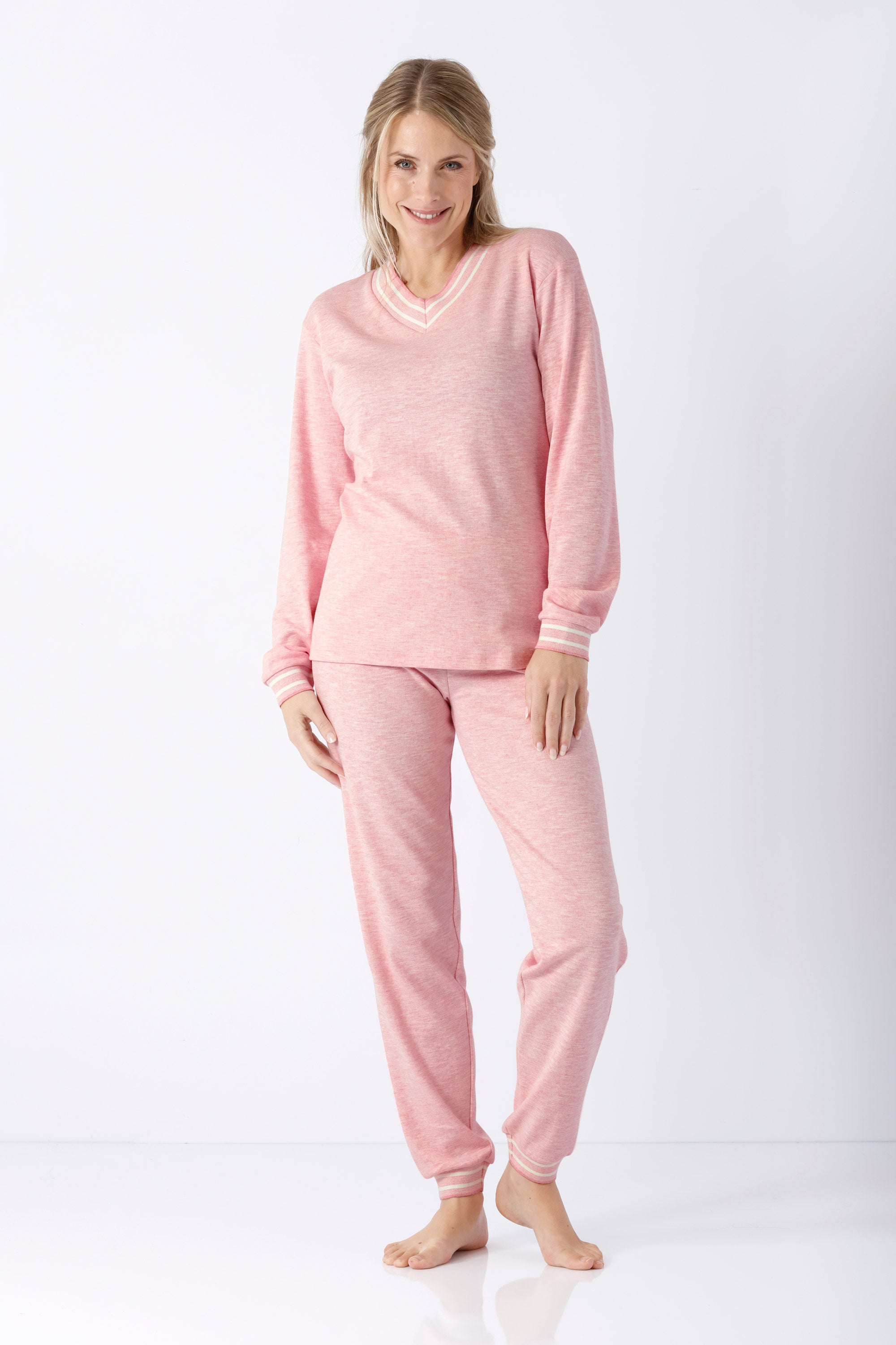 Damen schlafanzug mit bündchen in weich rosa aus premium cotton mit v ausschnitt und feiner rippenstruktur am saum und bündchen