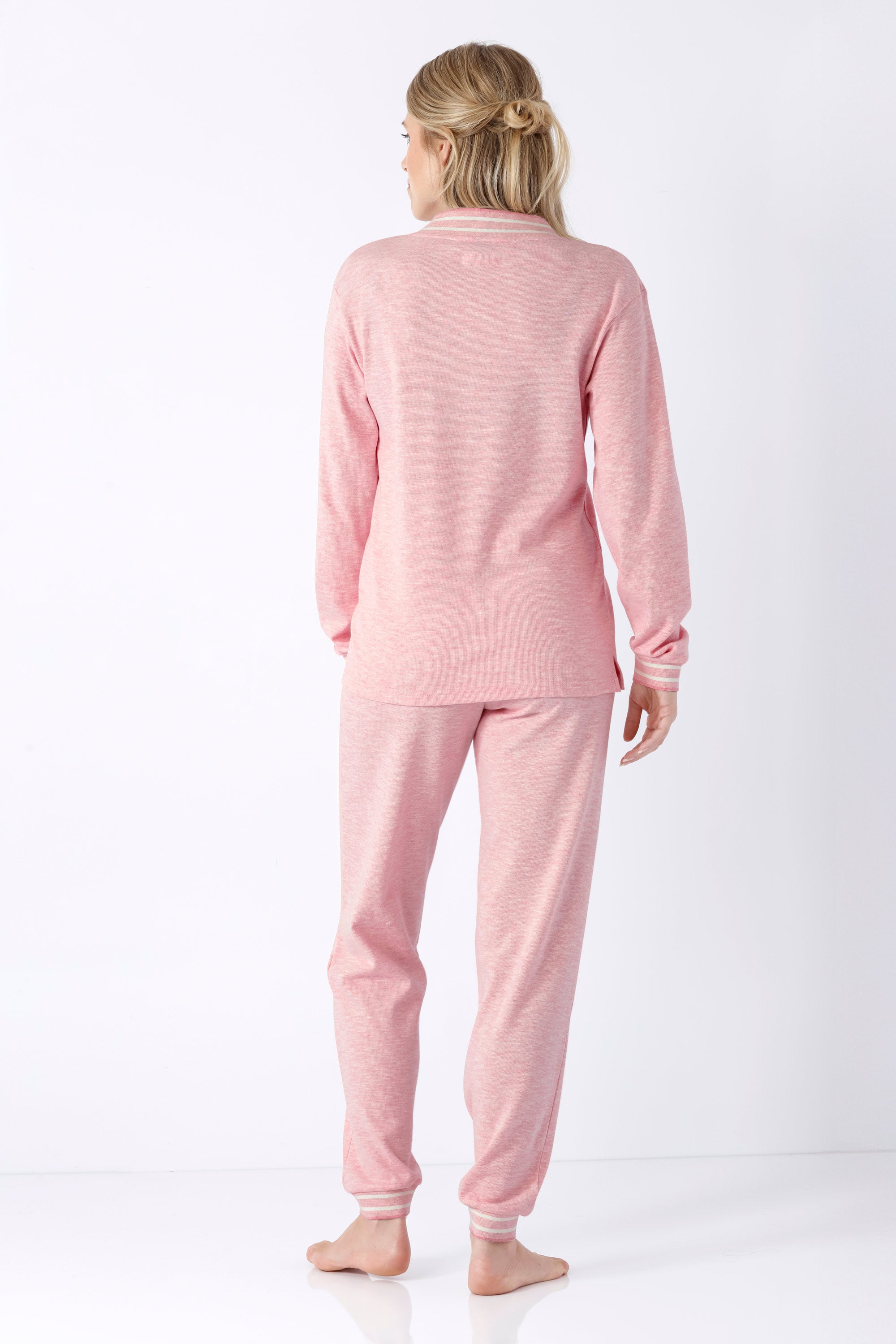 Damen schlafanzug aus premium baumwolle in rosa mit weißen bündchen an kragen und manschetten