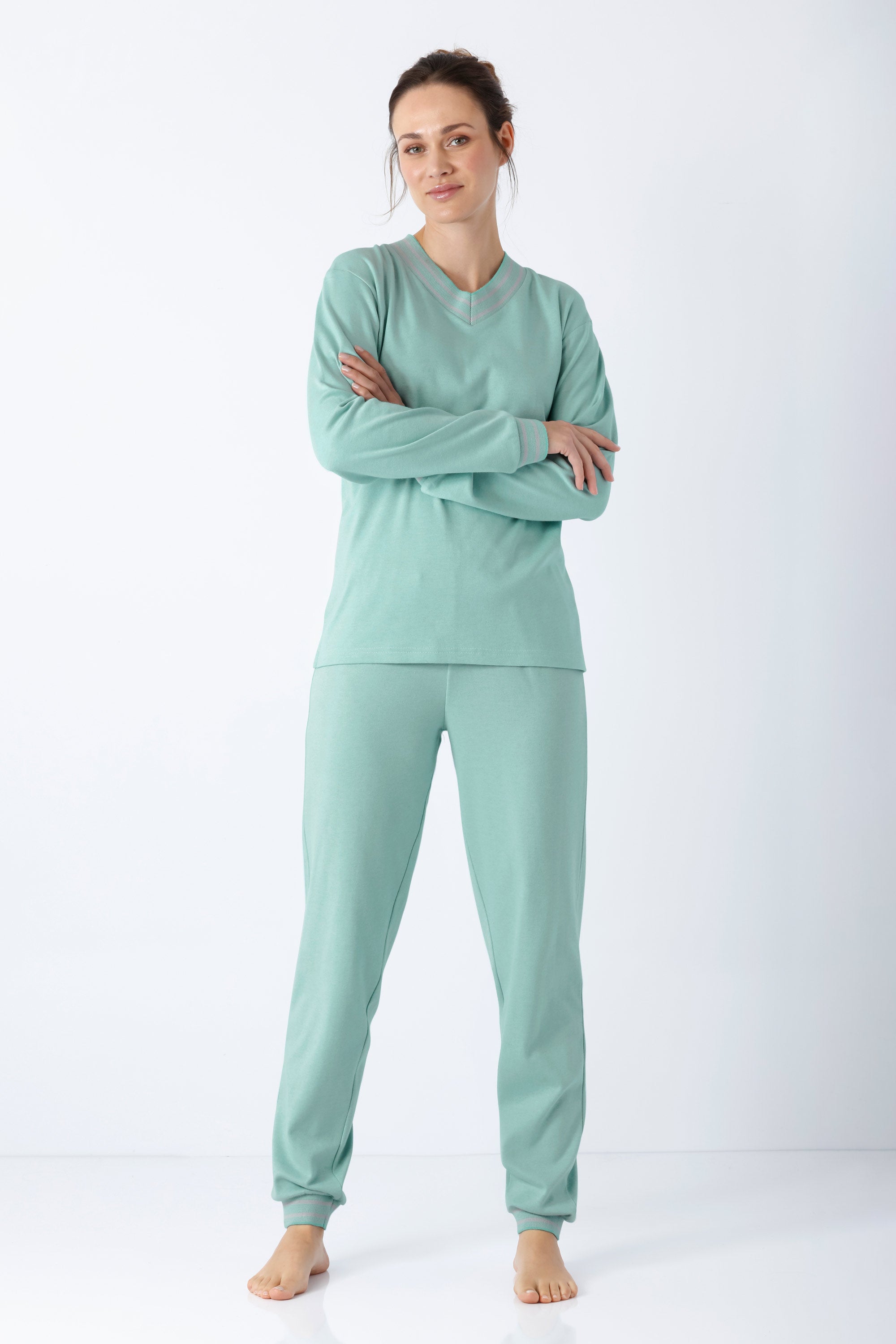 Damen schlafanzug mit bündchen aus premium cotton in weichem mintgrün mit v-ausschnitt und tapered hose