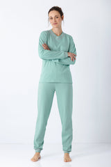 Damen schlafanzug mit bündchen aus premium cotton in weichem mintgrün mit v-ausschnitt und tapered hose