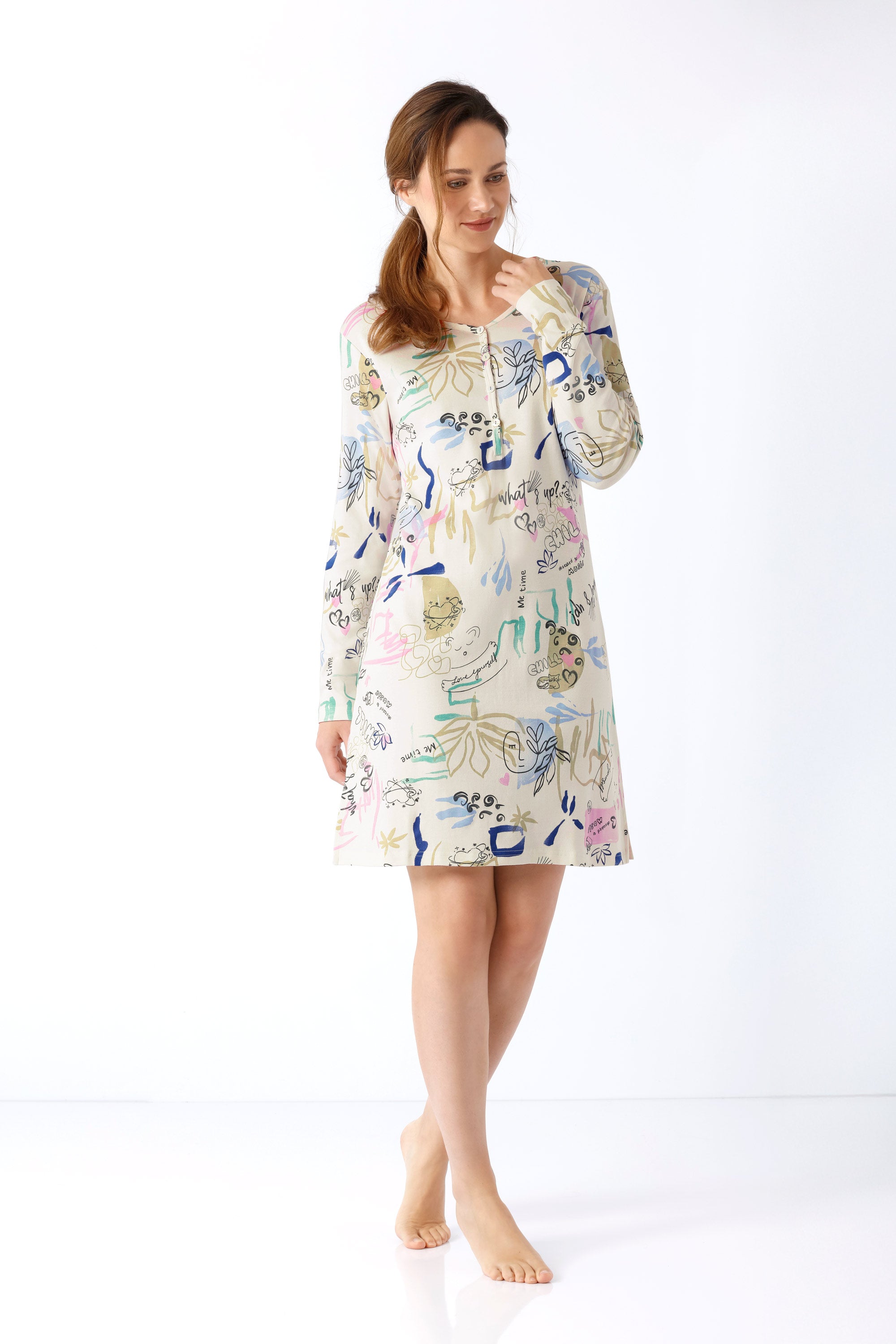 Damen sleepshirt 95 cm aus premium baumwolle mit langärmligem, knielangem nachthemd und handgezeichnetem pastellmuster