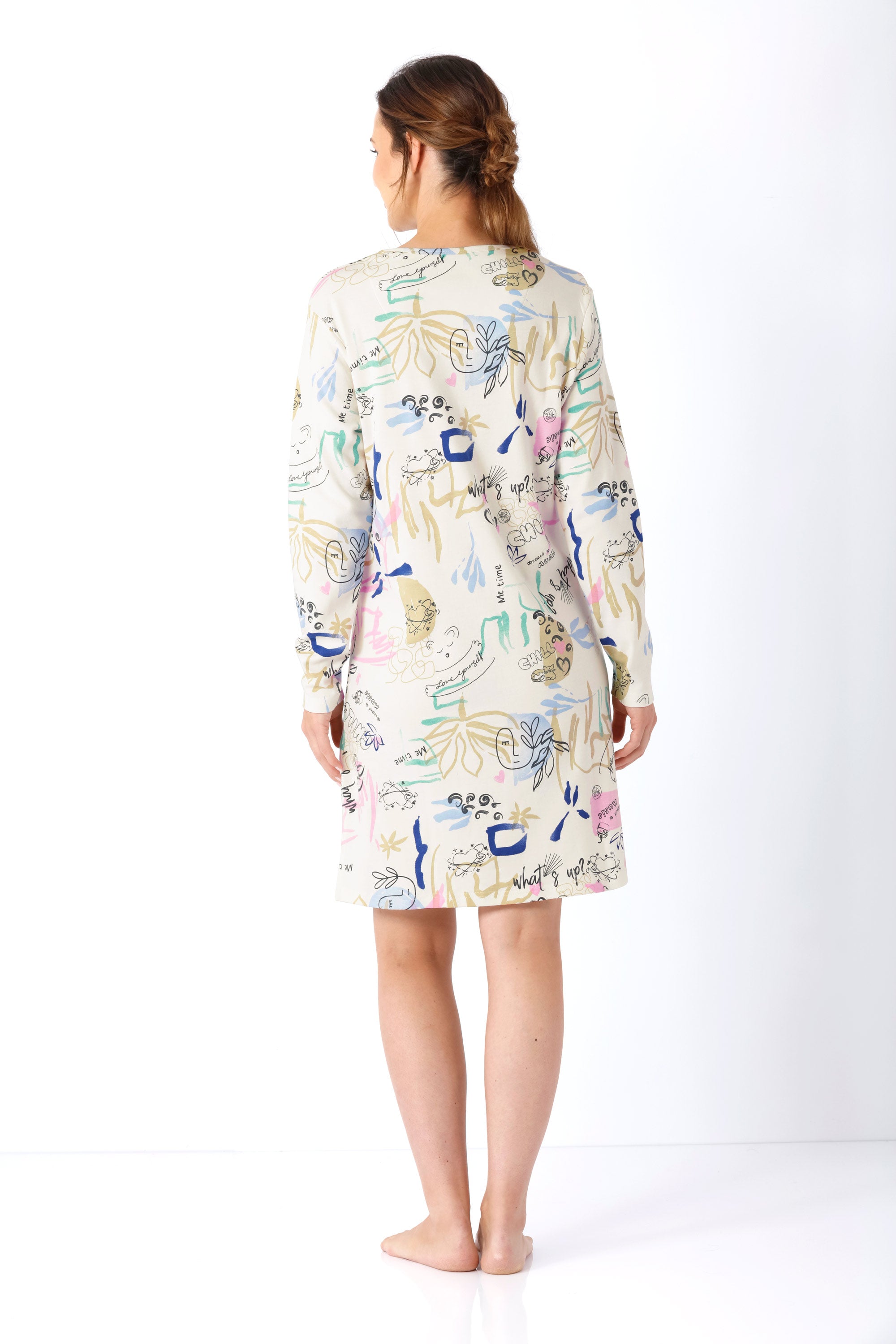 Eine dame trägt ein 95 cm damen sleepshirt aus premium-baumwolle in creme mit pastellfarbenen fantasievollen mustern