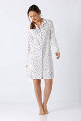 Weißes damen nachthemd pyjama 100 cm aus premium baumwolle mit feinem mehrfarbigen punktemuster und hellblauer einfassung