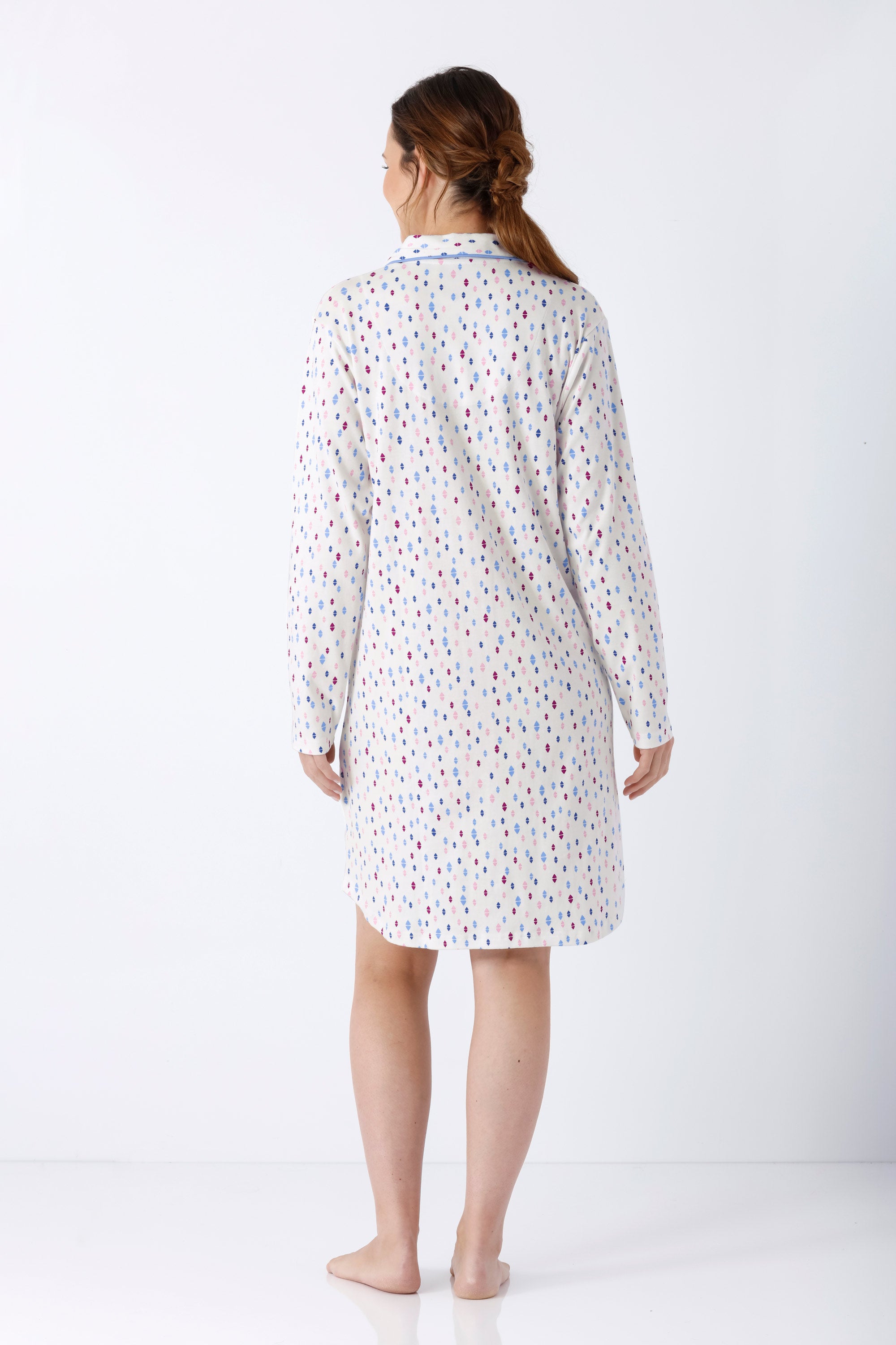 Damen nachthemd pyjama 100 cm aus premium baumwolle in weiß mit feinem muster winziger roter, blauer und violetter punkte