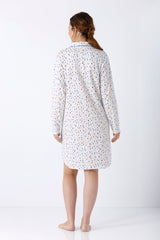 Damen nachthemd pyjama 100 cm aus premium baumwolle in weiß mit feinem muster winziger roter, blauer und violetter punkte