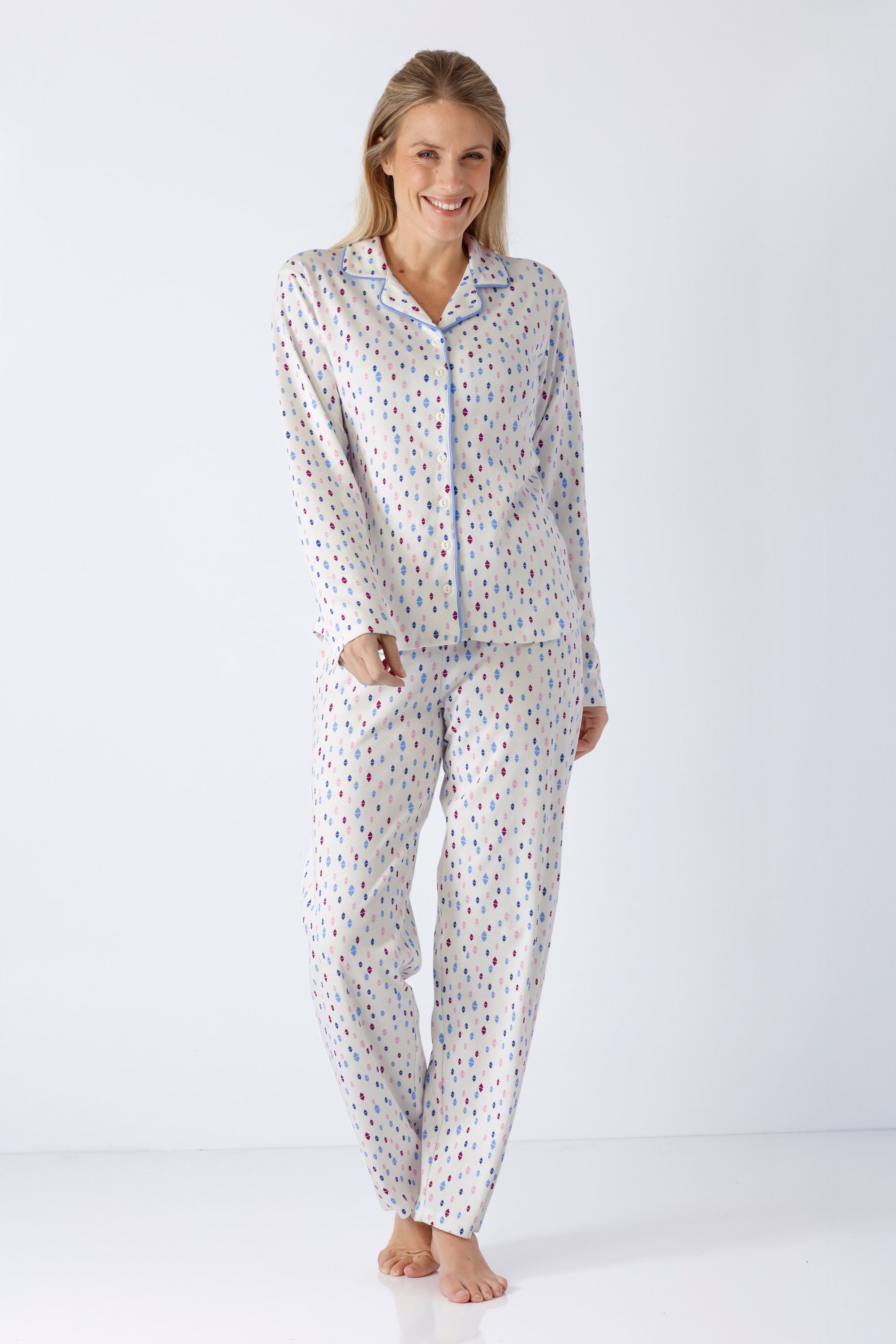 Damen schlafanzug pyjama premium cotton weiß mit zartem punktemuster und hellblauer besatz am kragen und patte