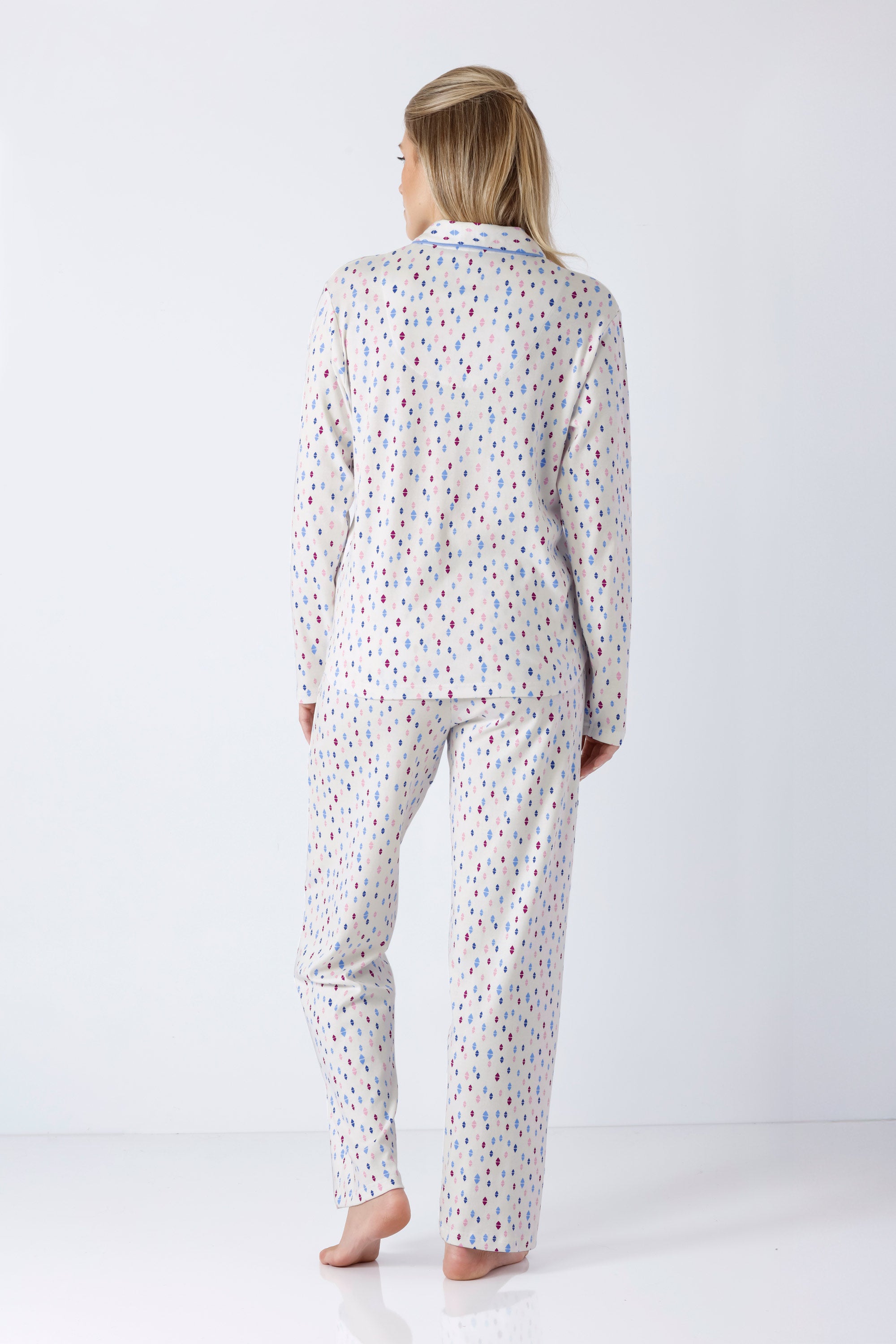 Weißes damen schlafanzug pyjama premium cotton mit feinem muster kleiner roter und blauer punkte aus weicher baumwolle