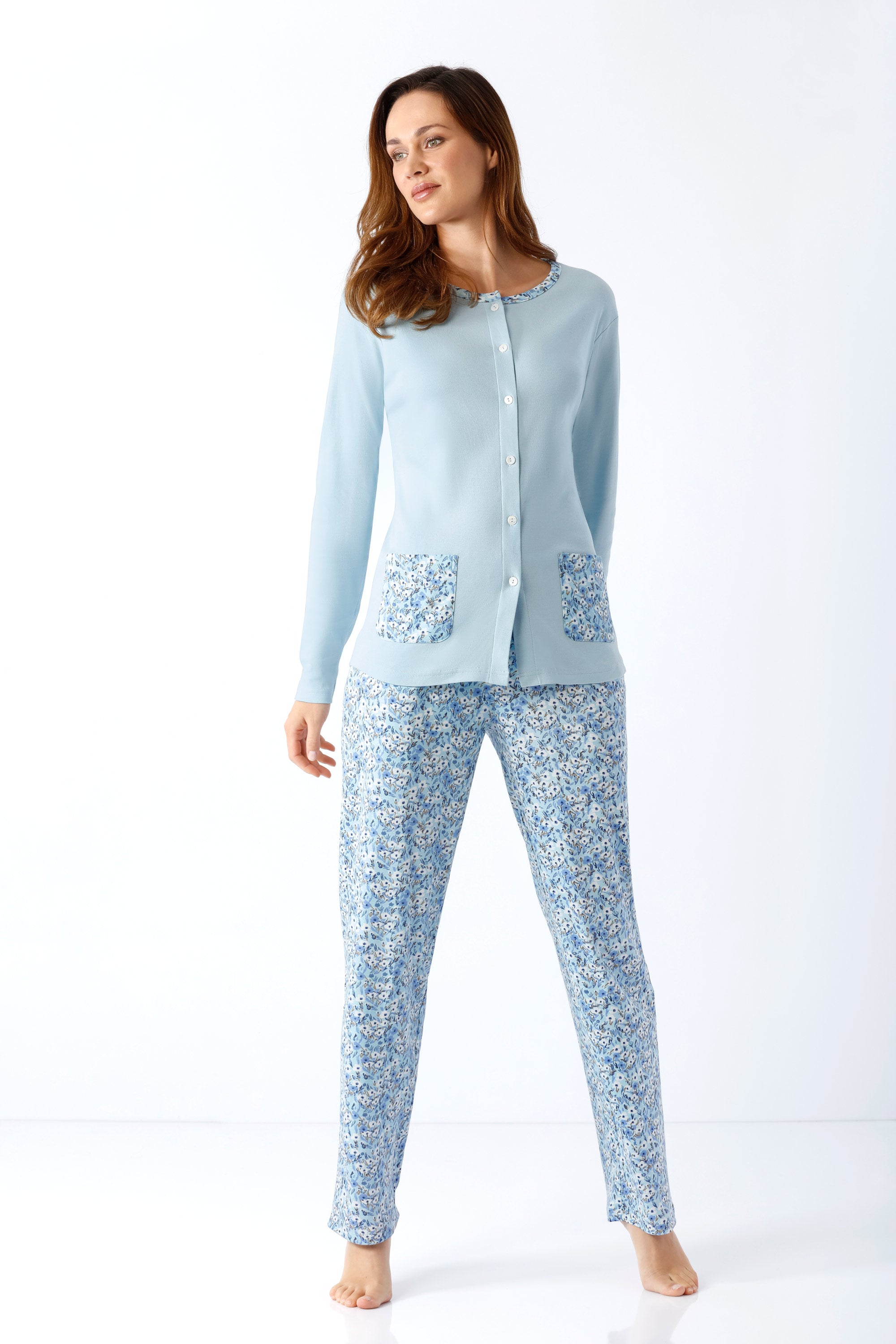 Damen schlafanzug ladies premium cotton hellblau mit floralen hosen und cardigan mit dekorativen taschen
