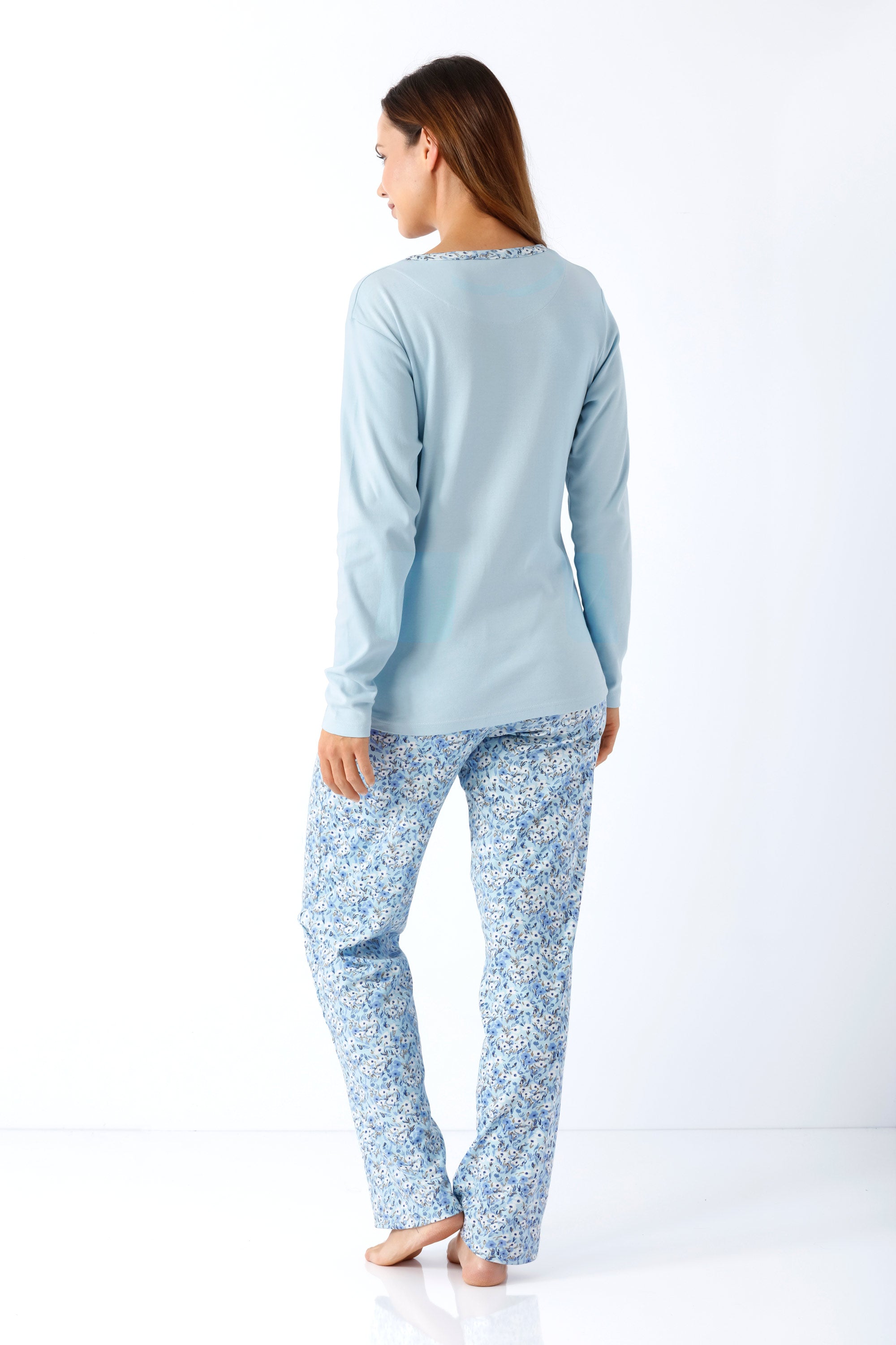 Damen schlafanzug ladies premium cotton langärmeliges hellblaues oberteil mit feiner perlenverzierung am ausschnitt