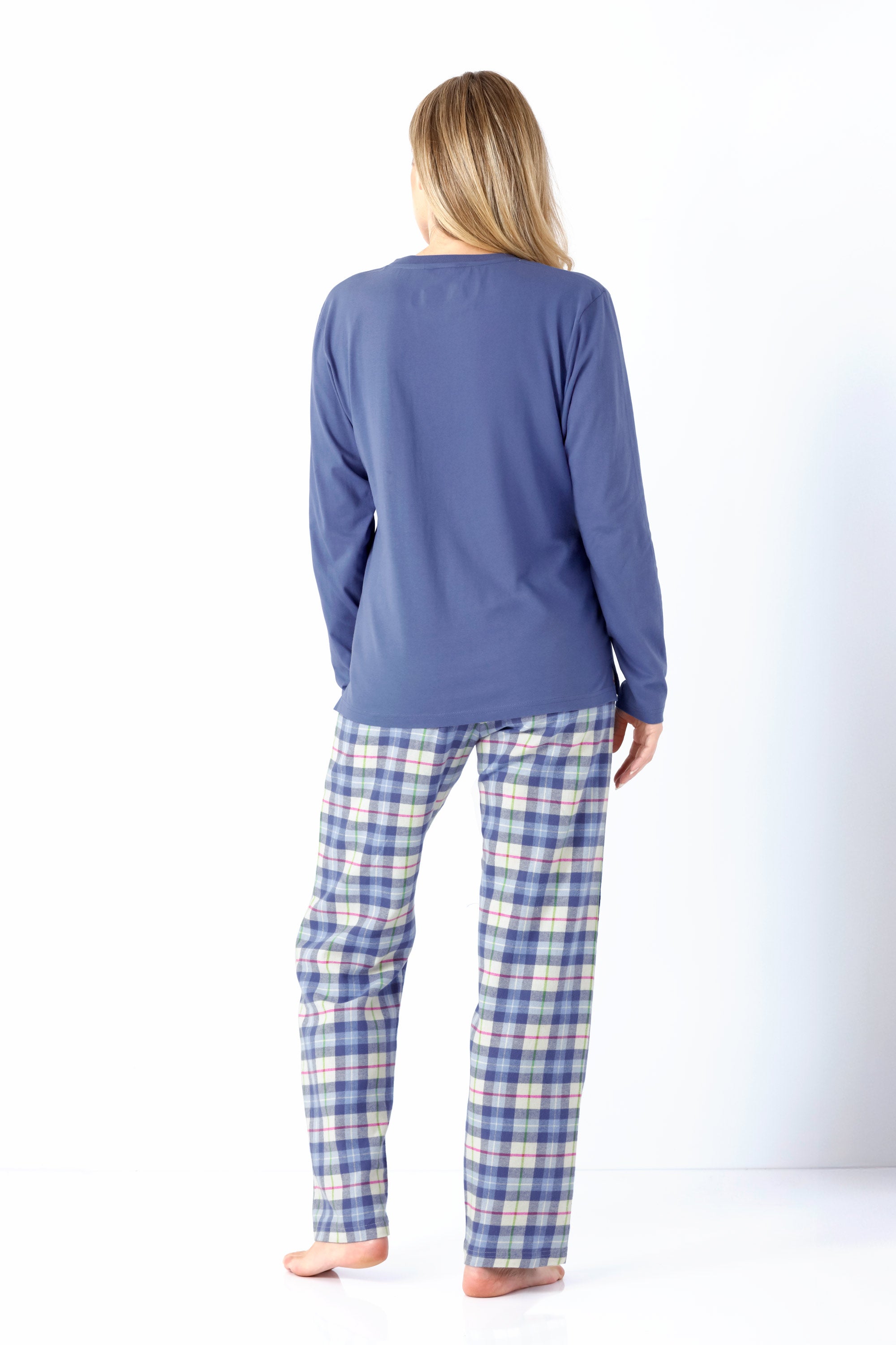 Damen schlafanzug aus web flanell mit blauem langarmshirt und karierter hose in blau weiß und hellrosa