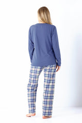 Damen schlafanzug aus web flanell mit blauem langarmshirt und karierter hose in blau weiß und hellrosa