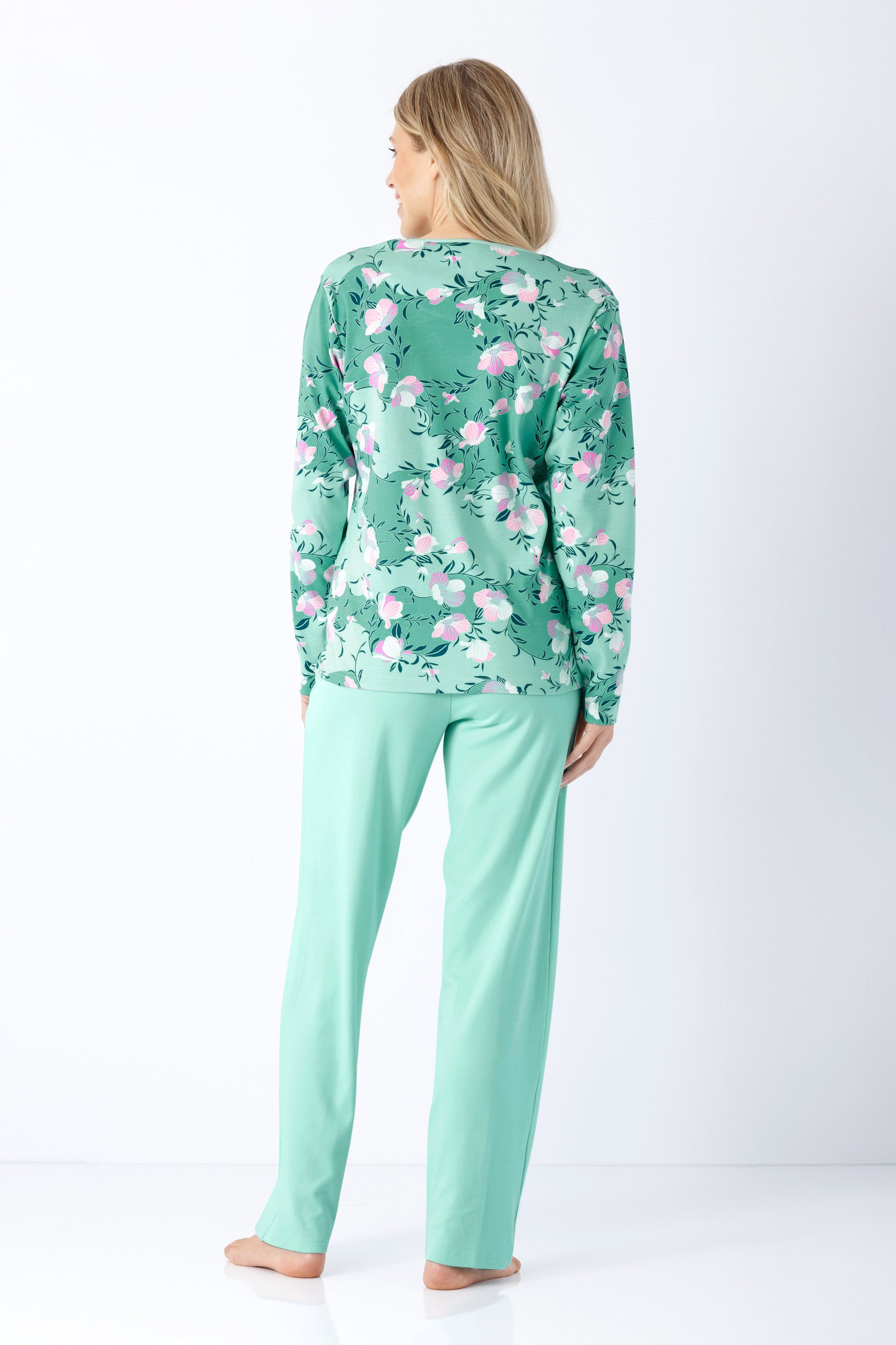 Damen schlafanzug aus premium baumwolle und tencel modal in minzgrün mit floralem muster und langärmeln