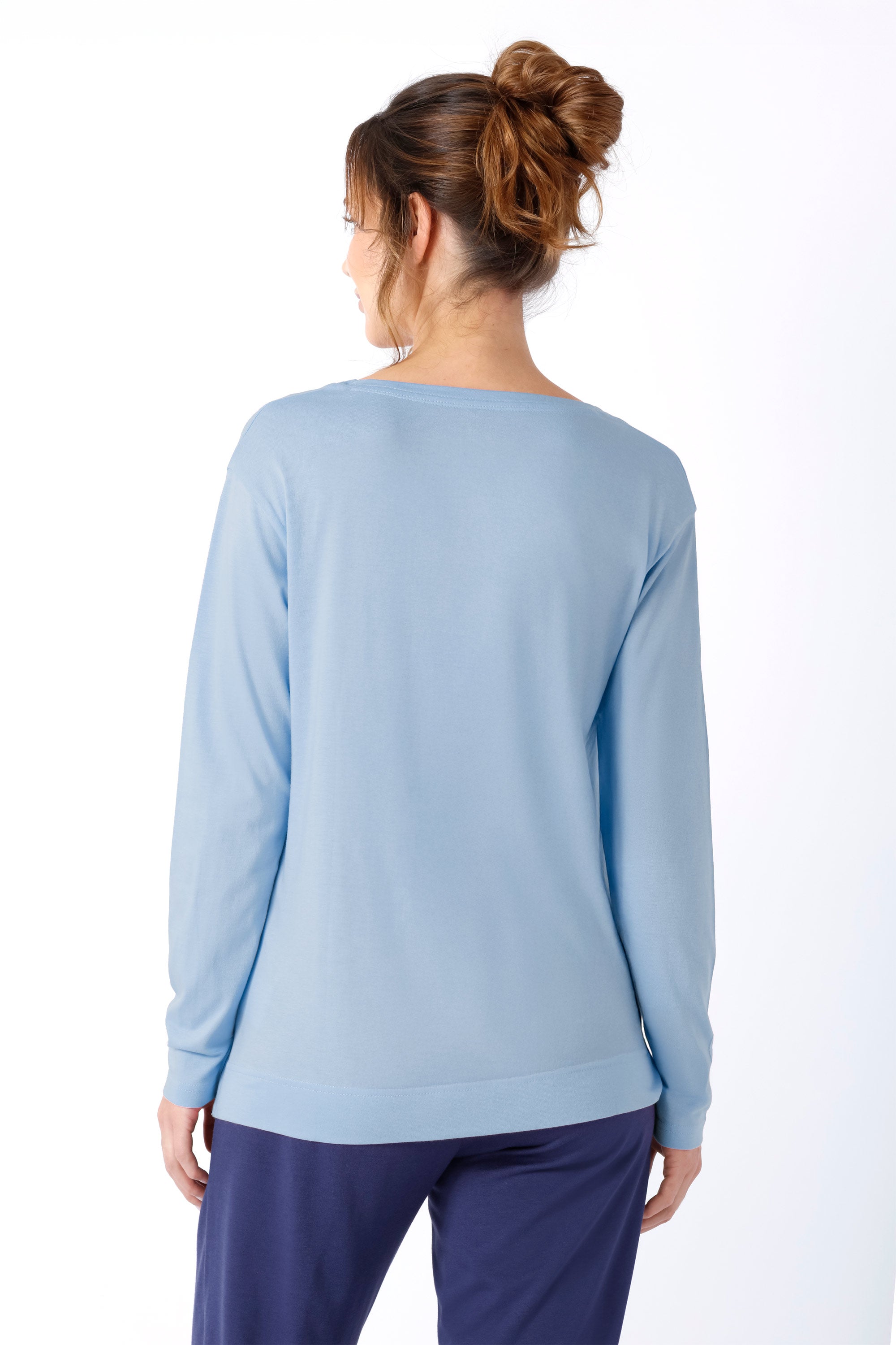 Ein softes hellblaues damen shirt mio x mia mit rundhalsausschnitt aus premium cotton und TENCEL™ modal