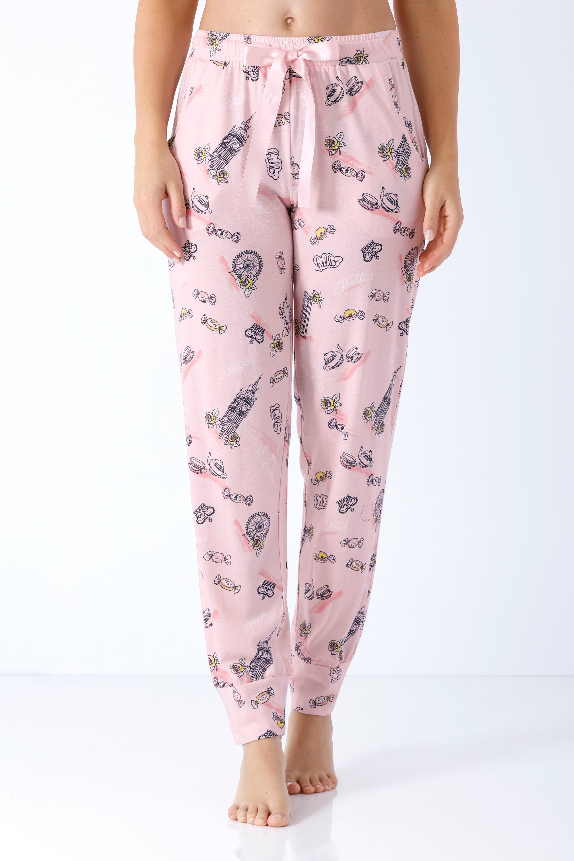 Damen hose mit bündchen mio x mia aus premium cotton tencel modal in rosa mit spielerischem muster aus bonbons und schlössern