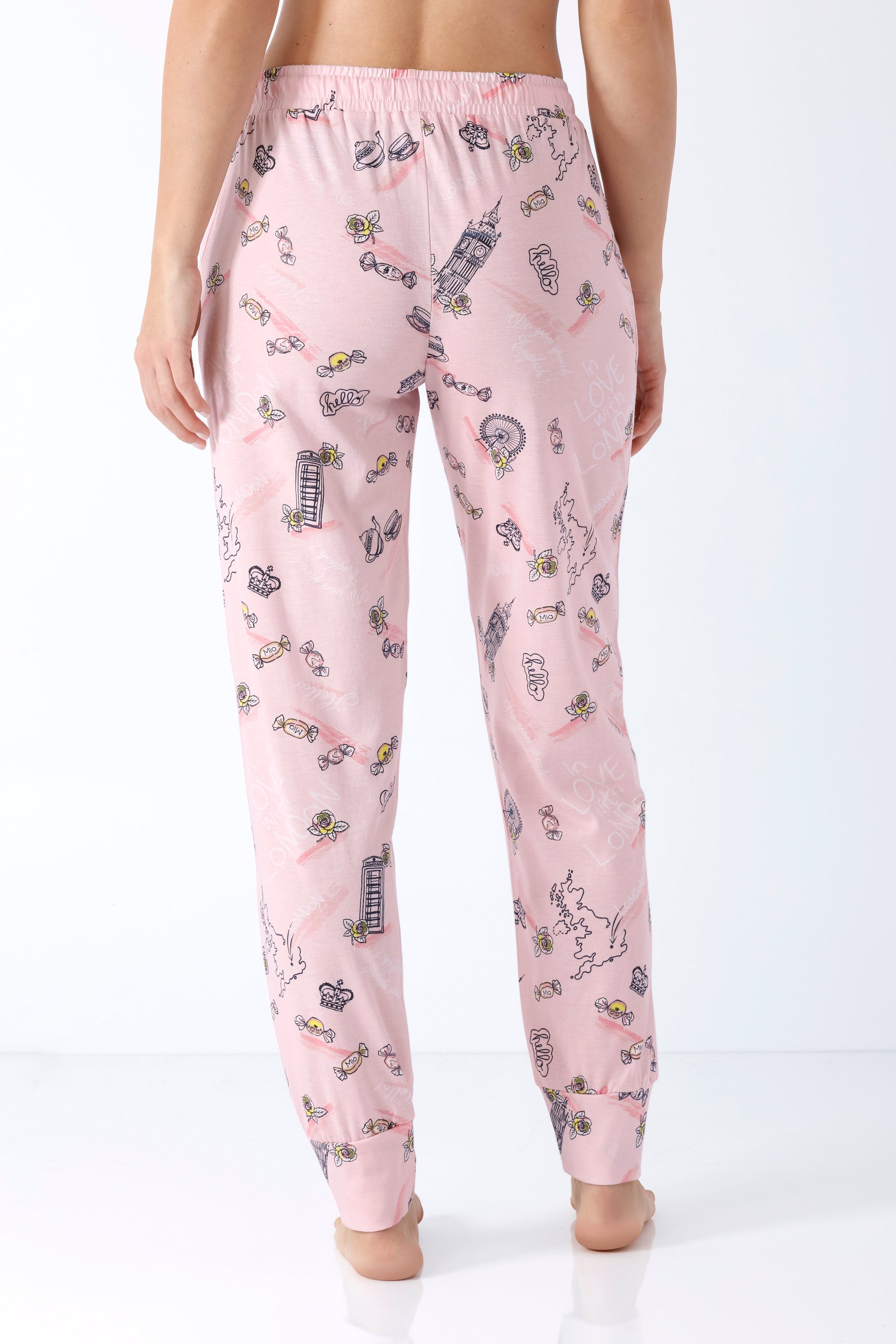 Damen hose mit bündchen mio x mia aus premium cotton tencel modal in rosa mit verspieltem muster aus bonbons und illustrationen