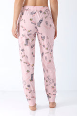 Damen hose mit bündchen mio x mia aus premium cotton tencel modal in rosa mit verspieltem muster aus bonbons und illustrationen