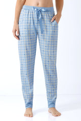 Damen hose mit bündchen mio x mia aus premium cotton tencel modal in hellblau kariert mit satin schleife und dunklen punkten