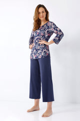 Navyblauer damen schlafanzug 7/8 palazzo aus premium cotton und TENCEL modal mit floral gemustertem oberteil und einfarbiger hose