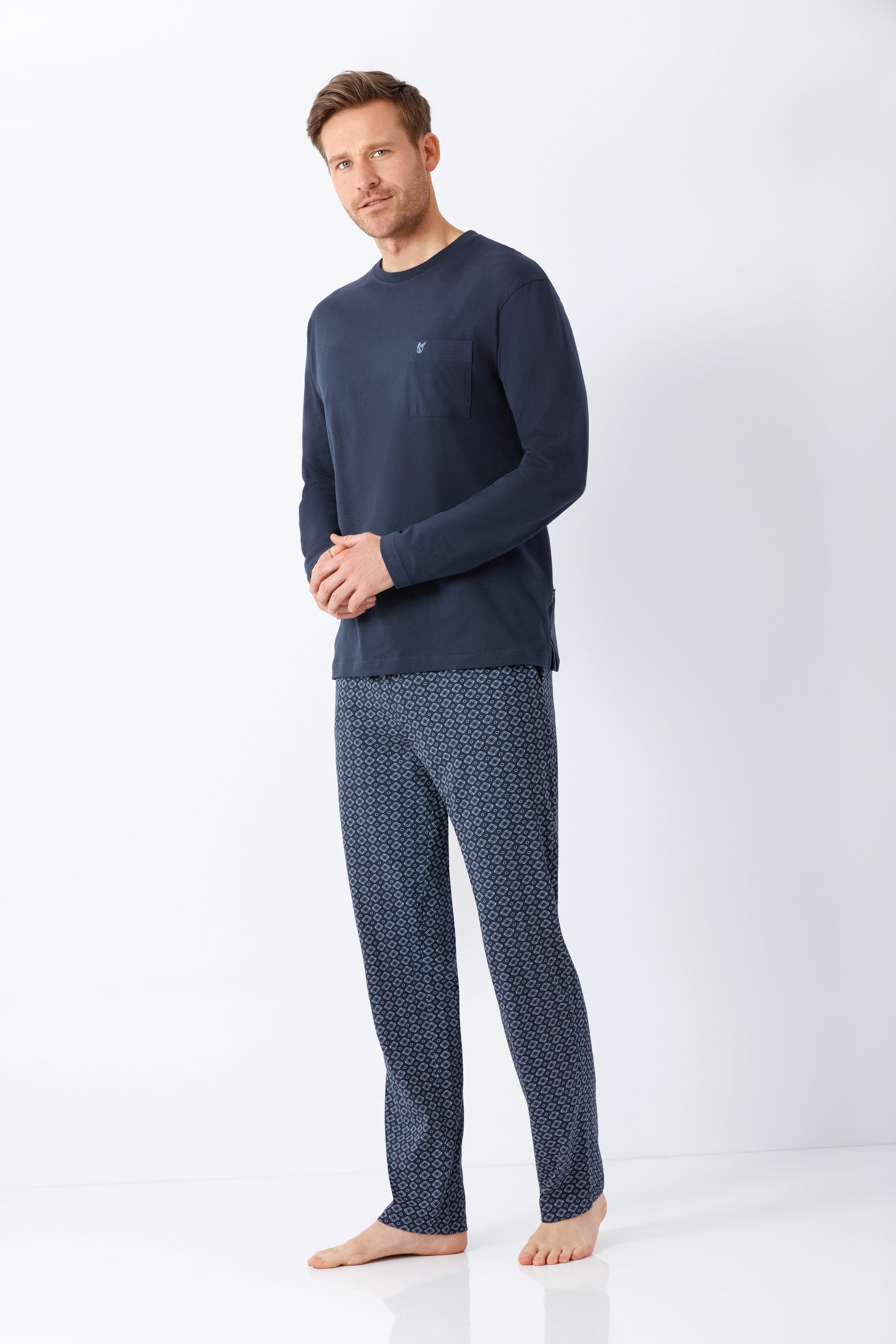 Navyblauer langarm schlafanzug für herren aus premium baumwolle mit dezent gemusterten hosen von nos