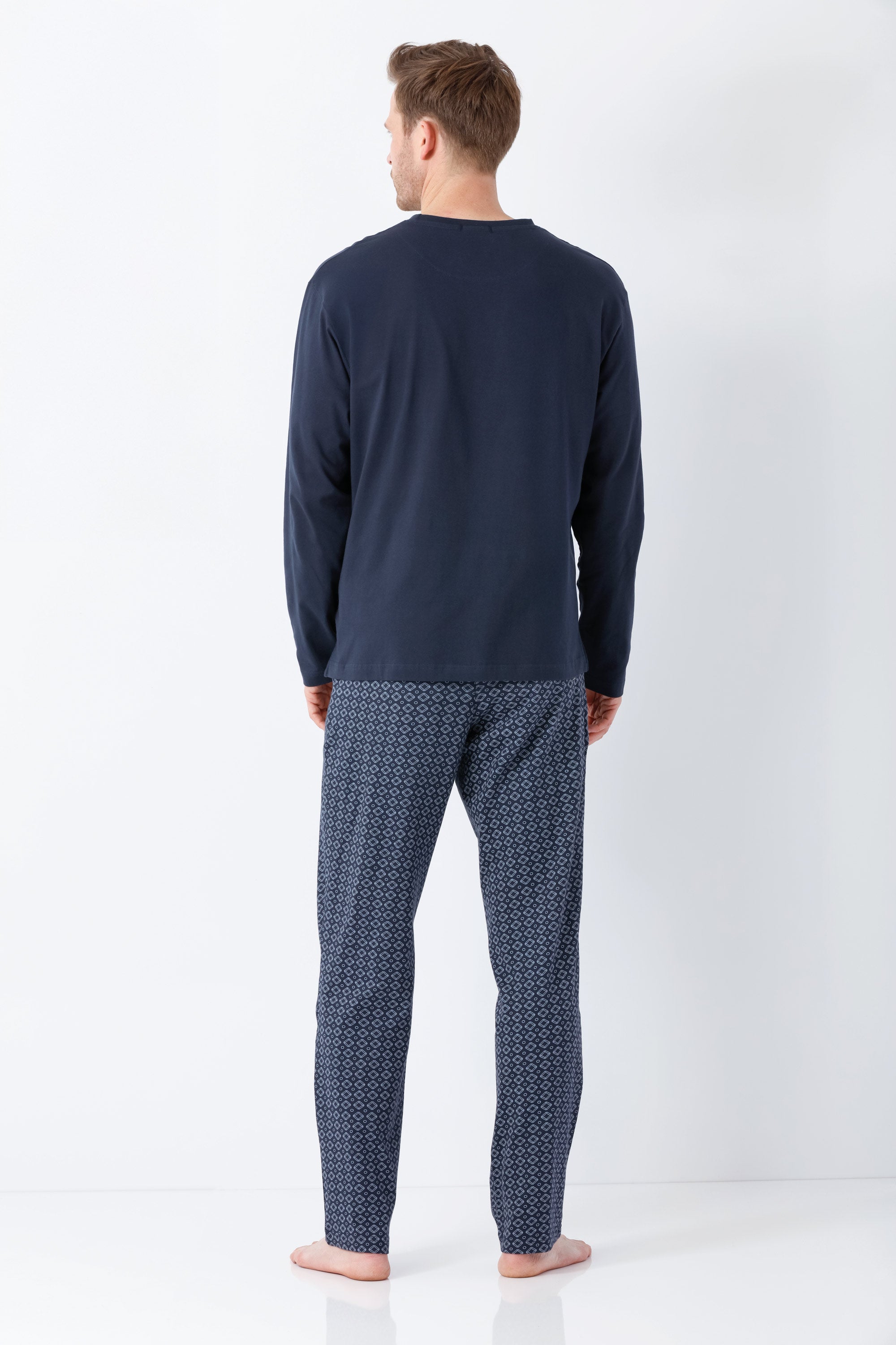 Navyblauer herren schlafanzug premium cotton mit langarmshirt und gemusterten hosen aus baumwolle