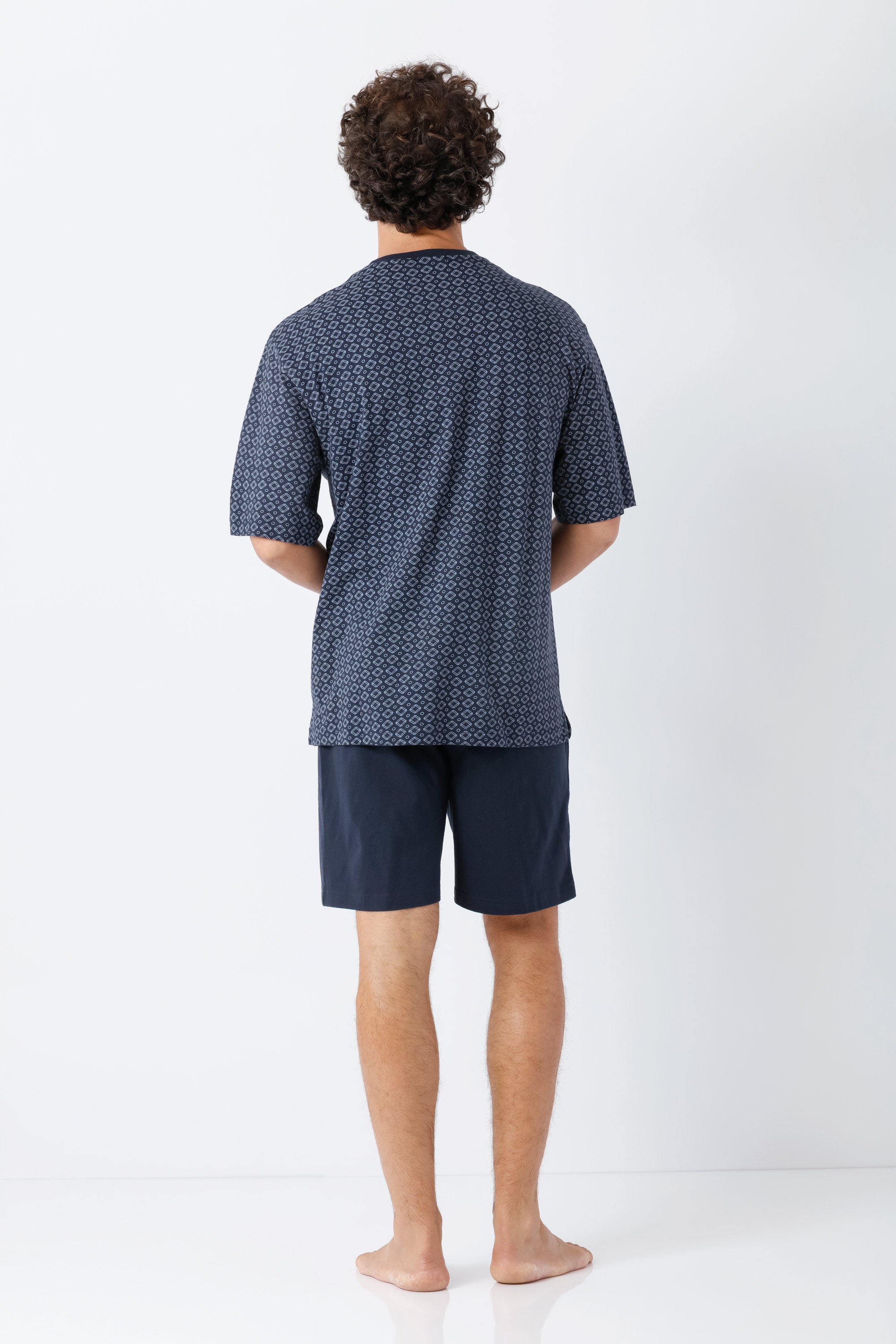 Navyblaues herren schlafanzug shorty mit kurzem ärmel aus premium baumwolle und weißem geometrischem muster