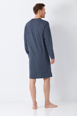 Navyblaues herren nachthemd mit langenärmeln und dezentem weißem geometrischem muster aus premium-baumwolle