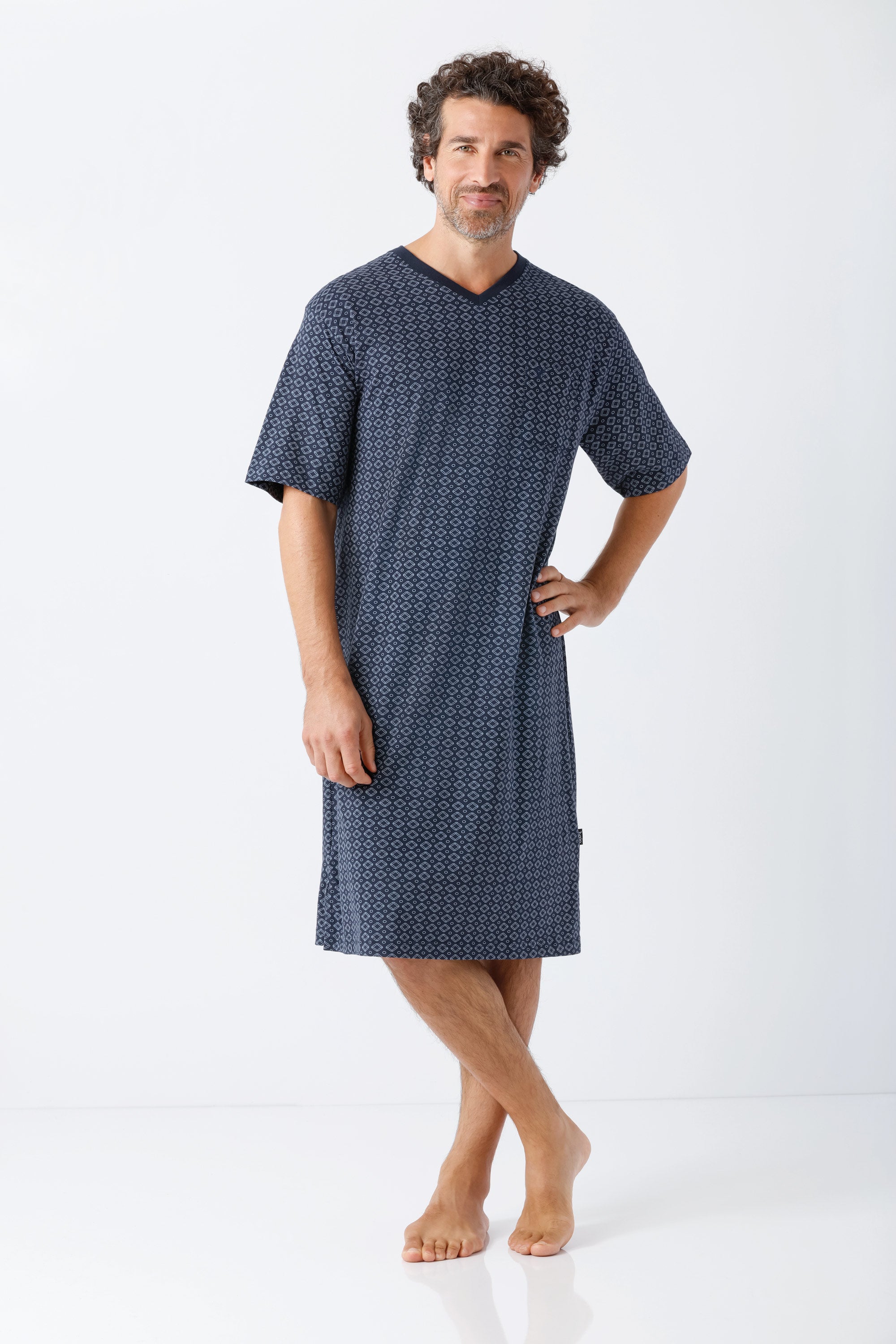 Navyblaues herren nachthemd mit kurzärmeln und v-ausschnitt aus premium baumwolle mit dezentem geometrischem muster