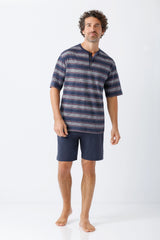 Mein navy-graues gestreiftes kurzärmeliges herren-schlafanzug-shirt nos premium cotton mit henley-ausschnitt