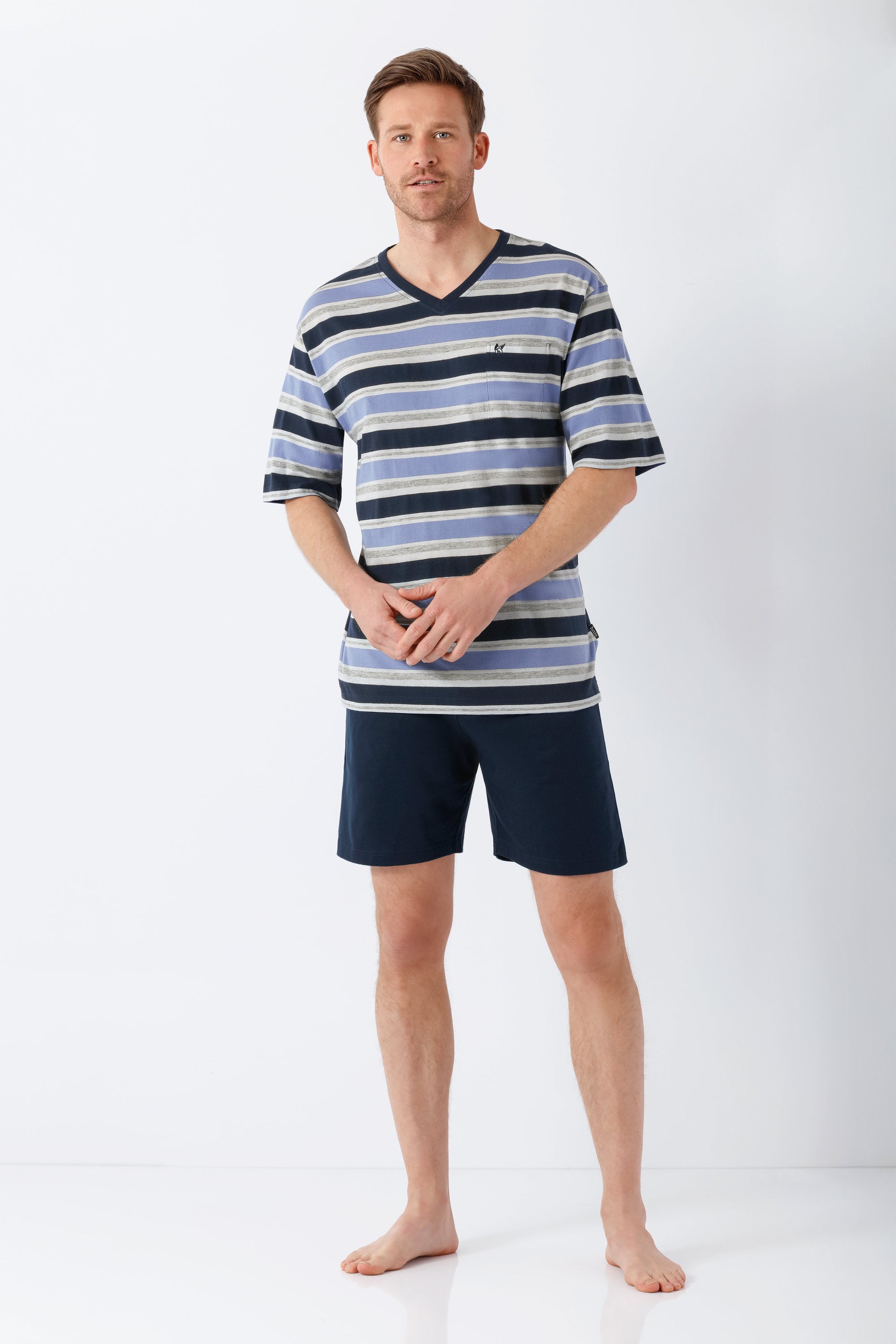 Nos herren schlafanzug shorty klima-light mit v ausschnitt kurzarmoberteil in marine blau hellblau grau und dunkelblauer hose
