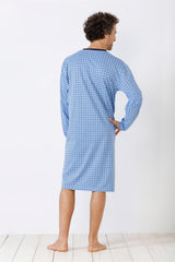 Blaues gemustertes Nachthemd für Männer mit langen Ärmeln.