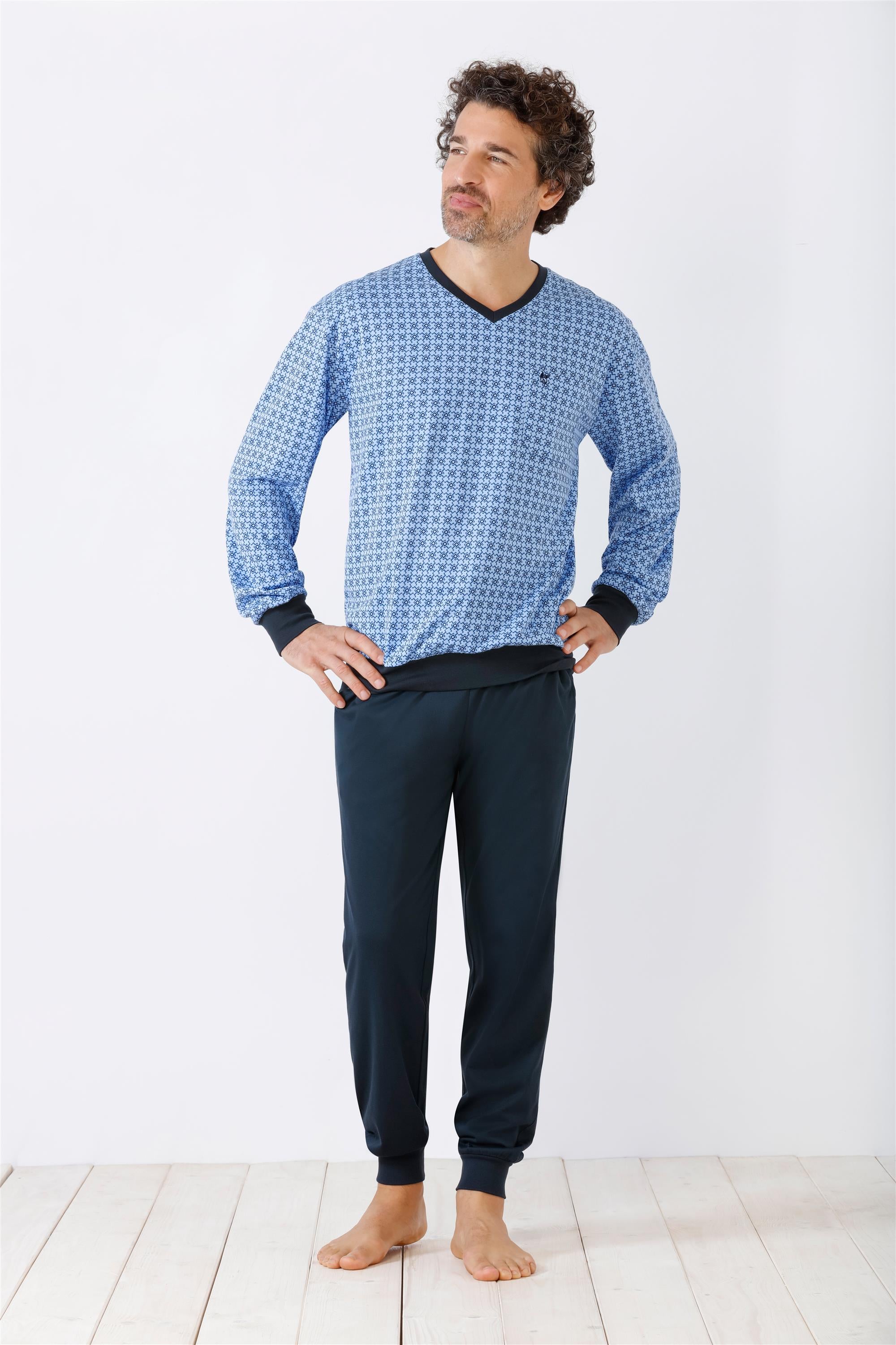 Blaues gemustertes Pyjama-Set für Männer mit dunkelblauer Hose.