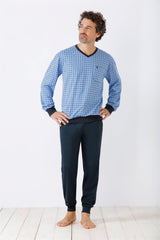 Blaues gemustertes Pyjama-Set für Männer mit dunkelblauer Hose.