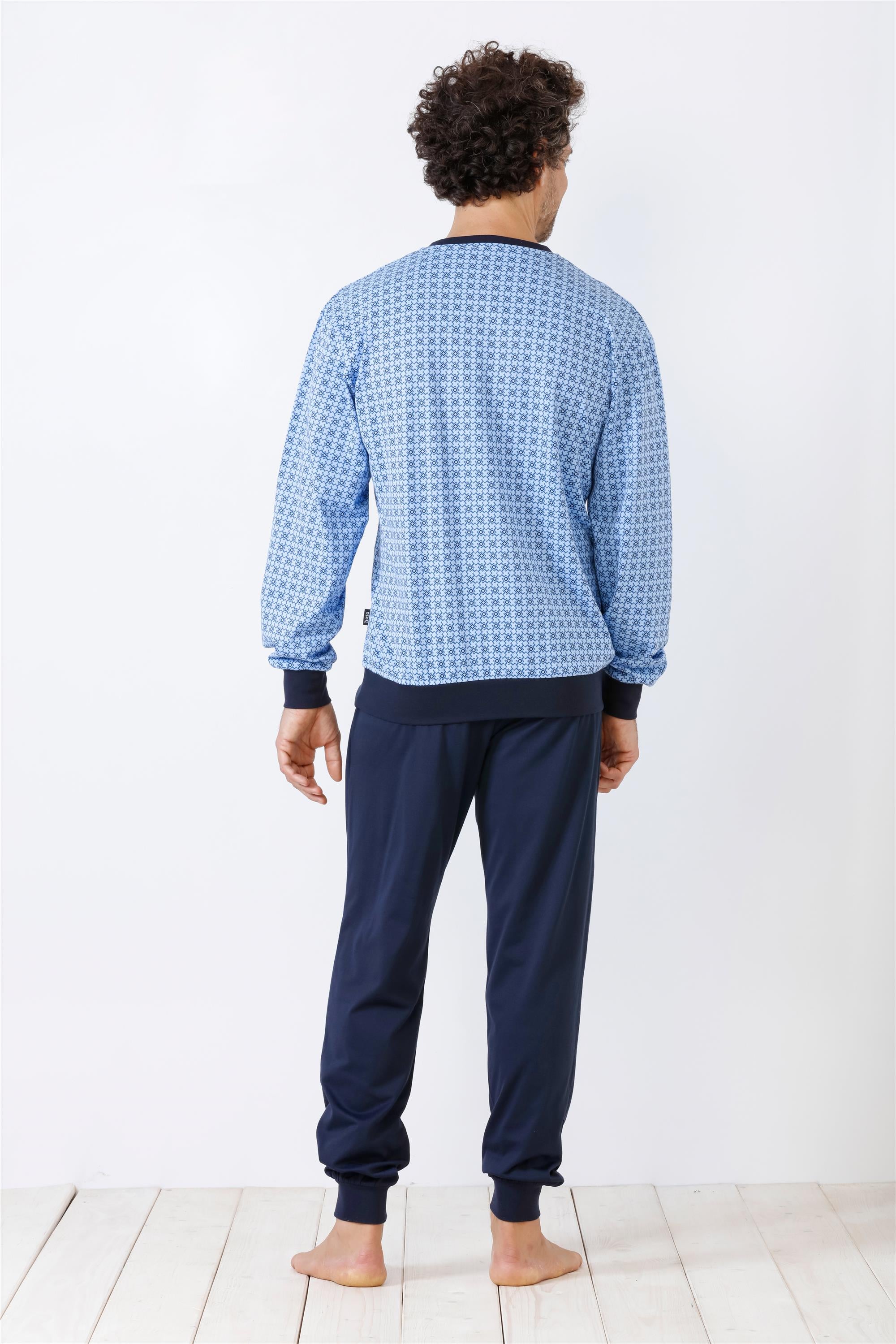 Blau gemustertes langärmeliges Schlafanzugoberteil und einfarbige marineblaue Schlafanzughose für Herren.