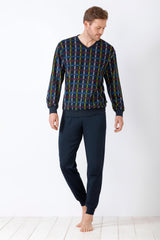 Langärmeliges Pyjama-Set für Männer mit gemustertem Oberteil und einfarbiger dunkelblauer Hose.