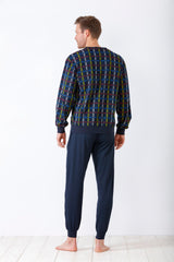 Marineblaues Pyjama-Set für Männer mit einem mehrfarbig karierten langärmeligen Oberteil und einer unifarbenen Unterhose.