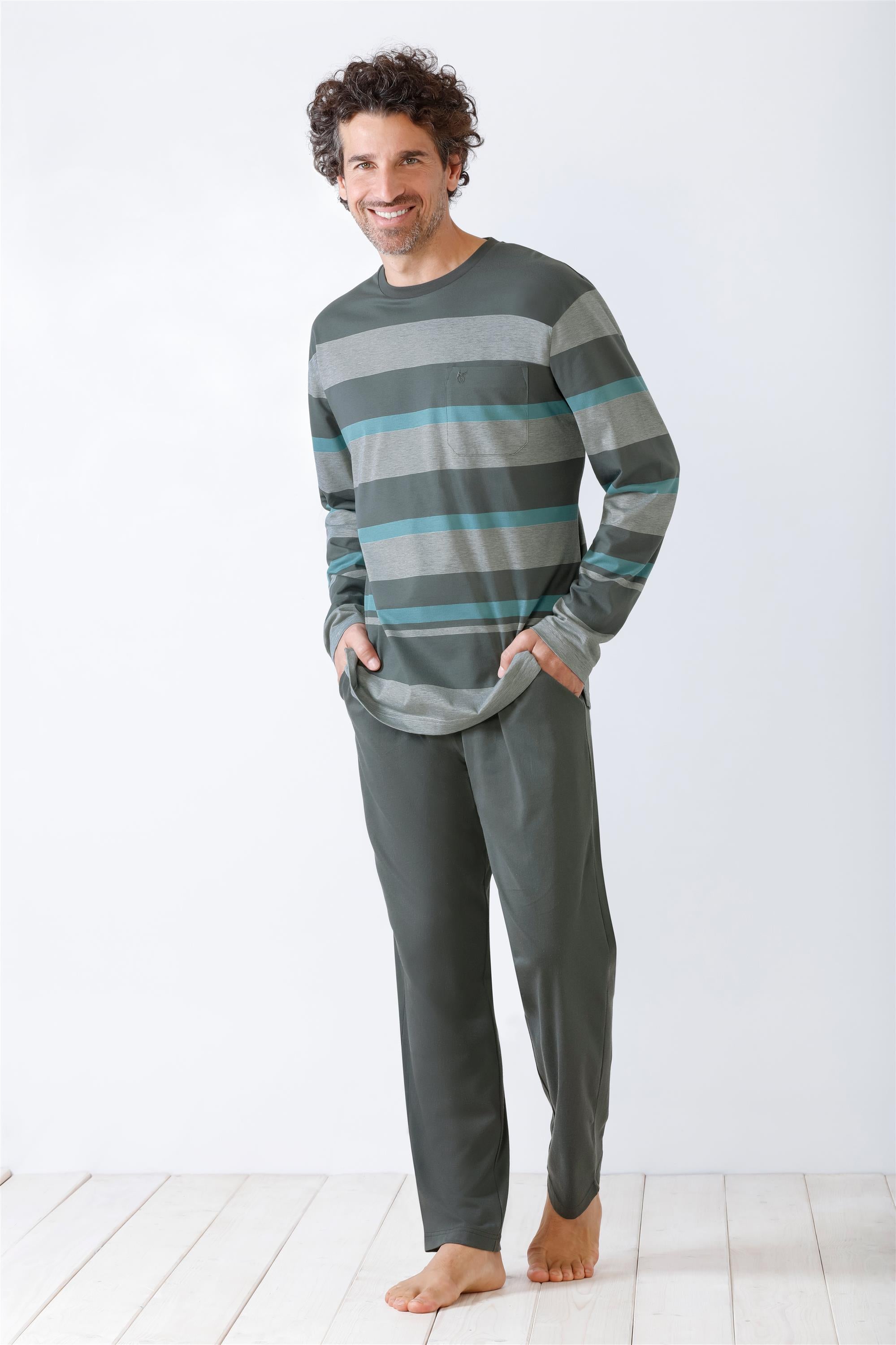 Langärmeliges gestreiftes Pyjama-Set für Männer in Grau- und Grüntönen.