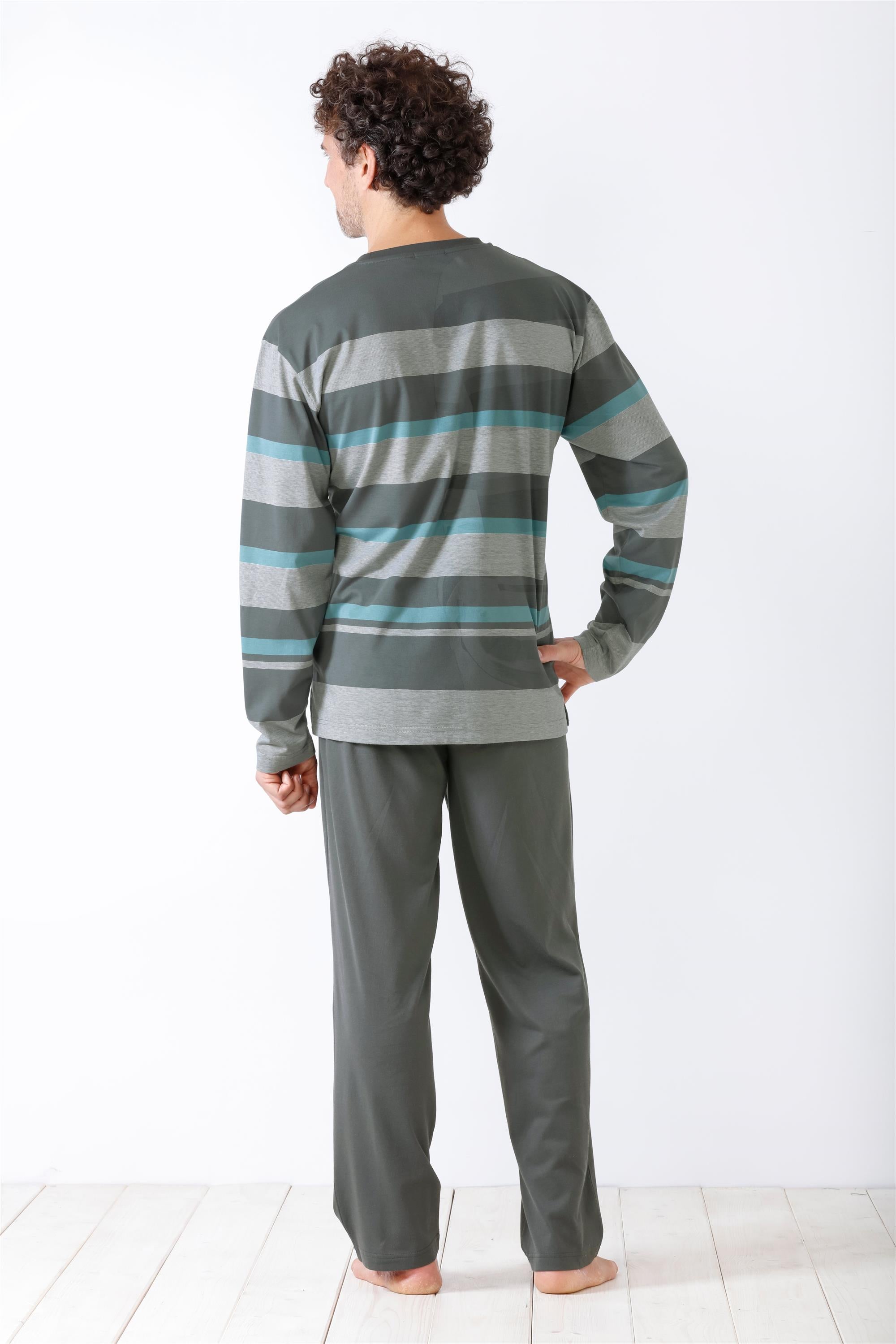 Langärmeliges gestreiftes Pyjama-Set für Herren in Grau- und Blautönen.