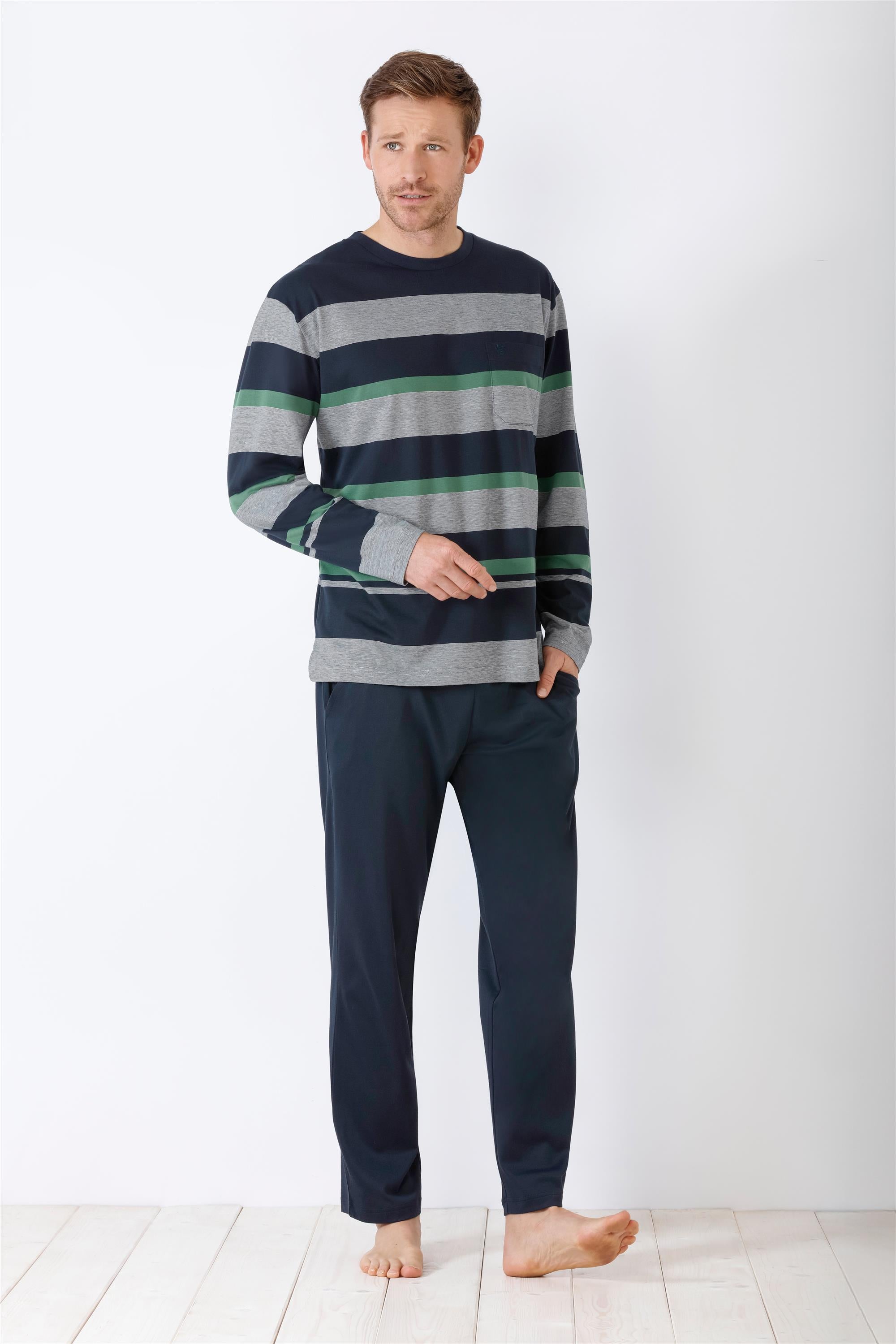 Langärmeliges gestreiftes Pyjama-Oberteil und einfarbige dunkelblaue Pyjama-Hose für Männer.