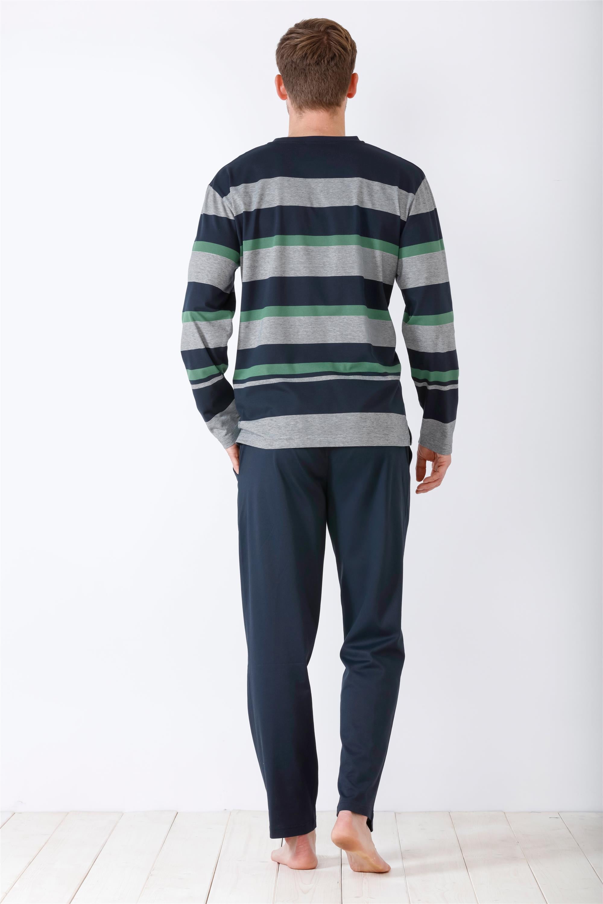 Langärmeliges gestreiftes Pyjama-Oberteil und einfarbige dunkelblaue Pyjama-Hose für Männer.
