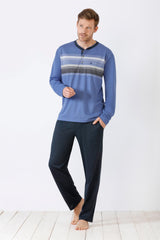 Blaues, langärmeliges Herren-Pyjama-Set mit horizontalen Streifen.