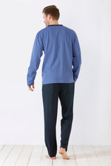 Schlafanzug-Set für Männer mit blauem Langarmhemd und dunkler Hose.
