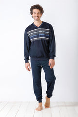 Marineblaues, langärmeliges Herren-Pyjama-Set mit gestreifter Brust.