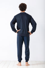 Marineblaues Langarm-Sweatshirt und Sweatpants für Herren.