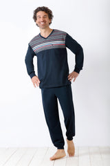 Marineblaues Pyjama-Set für Herren mit gestreiftem langärmeligem Oberteil mit V-Ausschnitt und einer Hose mit Bündchen.