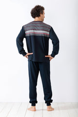 Dunkelblaues, langärmeliges Herren-Pyjama-Set mit gestreifter Brustpartie.