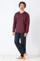 Burgunderrotes Langarmhemd mit V-Ausschnitt und marineblaue Pyjamahose für Herren.