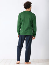 Grünes langärmliges Pyjama-Oberteil mit blauen Hosen, weiches Baumwollmischgewebe.