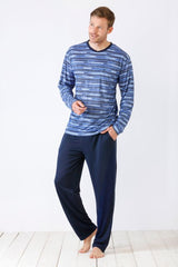 Blau-weiß gestreiftes Langarmhemd mit Marinehose.