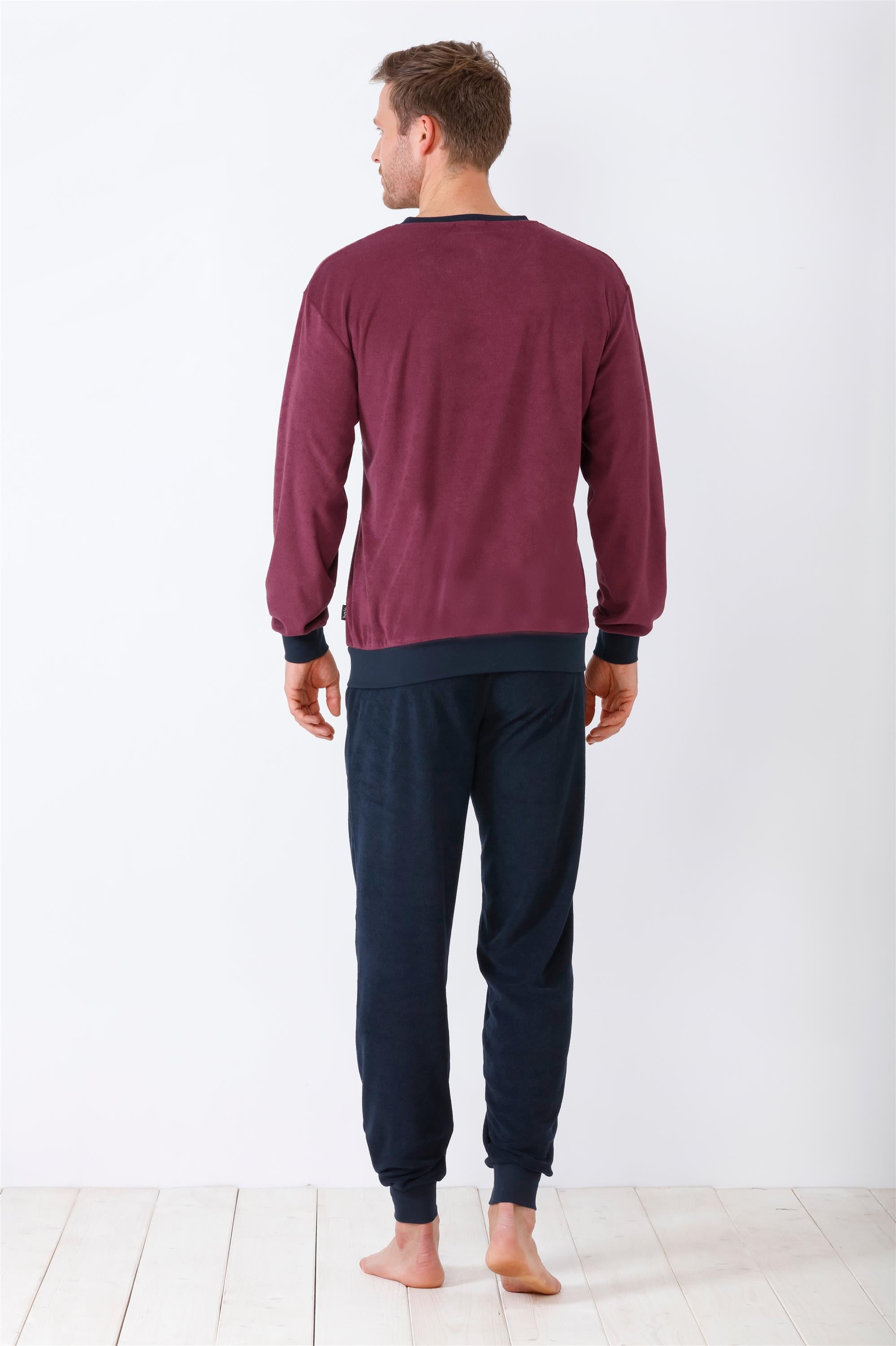 Kastanienbraunes Langarmshirt mit Rundhalsausschnitt und marineblauer Jogginghose für Herren.