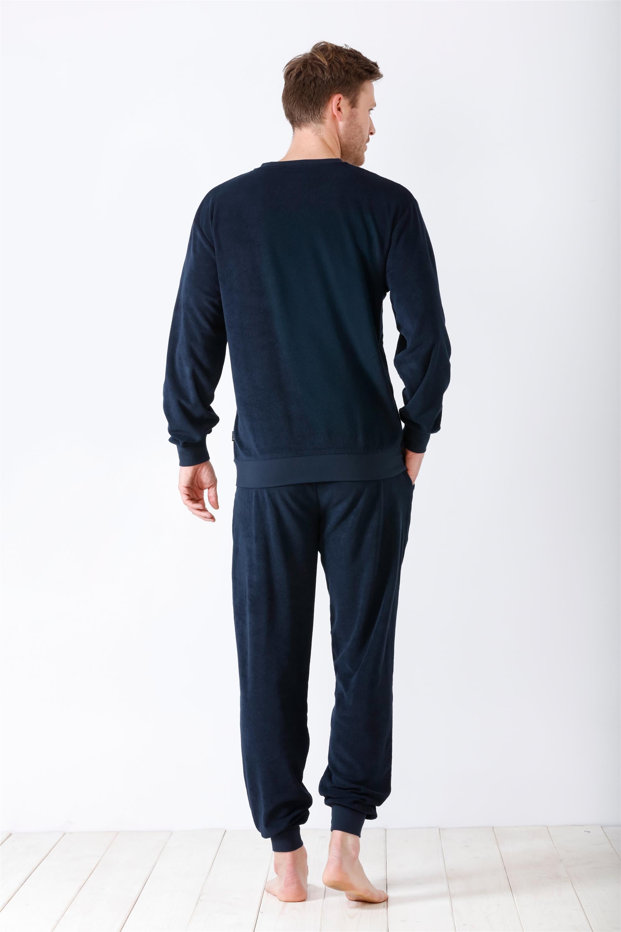 Marineblaues, langärmeliges Pyjama-Set für Männer mit Bündchen an den Knöcheln und am Bund.